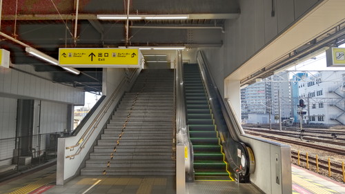 階段を登って2階の改札へ