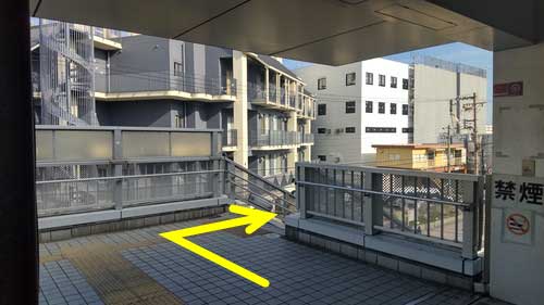 右の階段を降りる