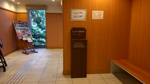 玄関にルームキー返却BOXがあります